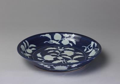 图片[2]-Dish with decoration of white sprays of pomegranate flowers and fruits on cobalt blue ground, Hsuan-te reign (1426-1435), Ming dynasty-China Archive